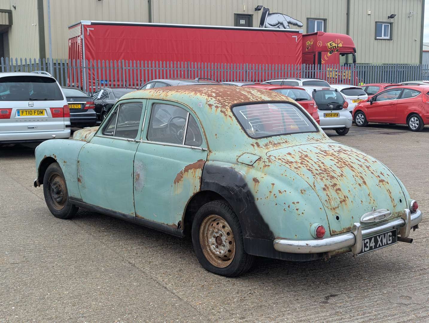 <p>1955 MG MAGNETTE</p>