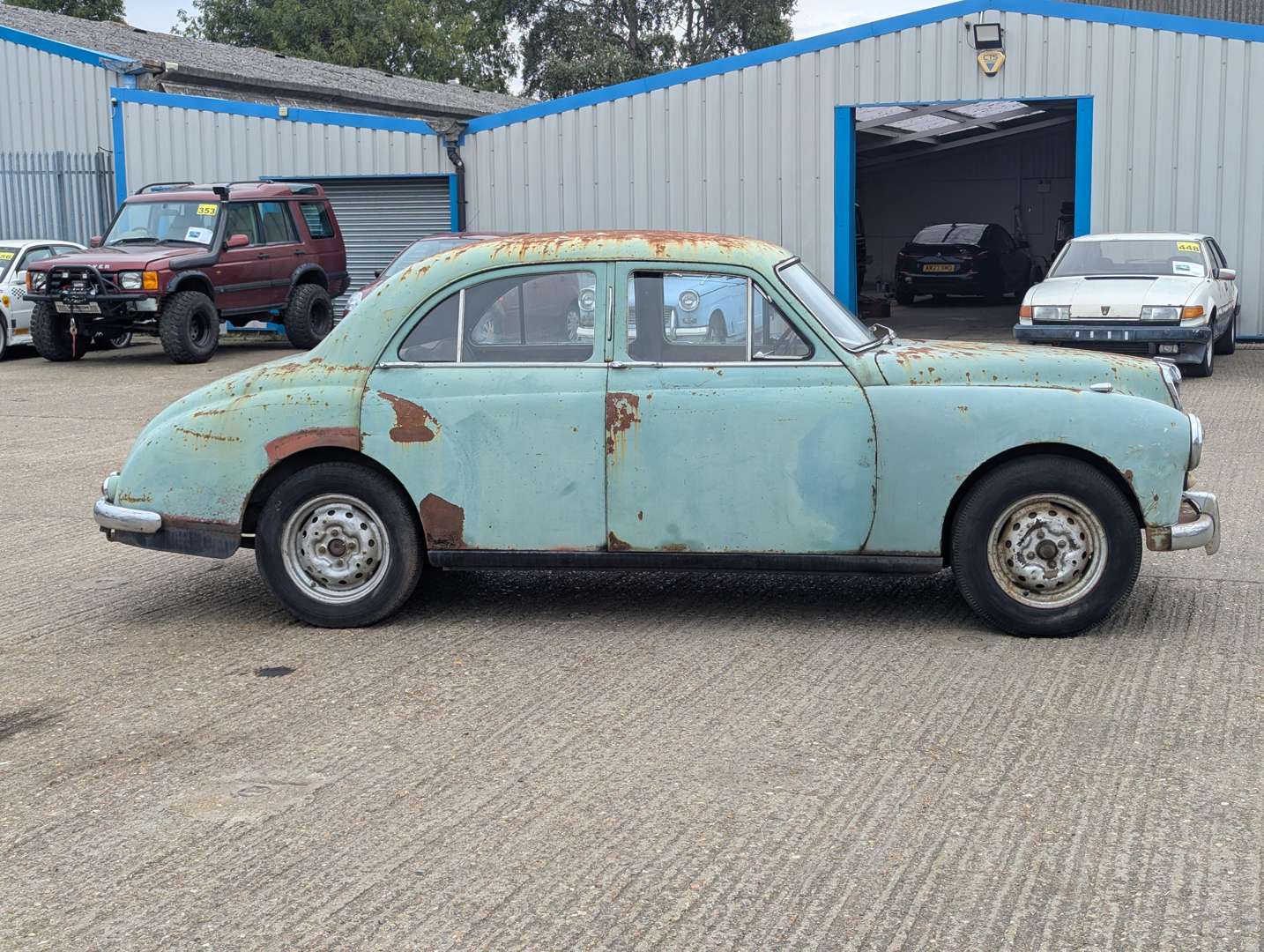 <p>1955 MG MAGNETTE</p>