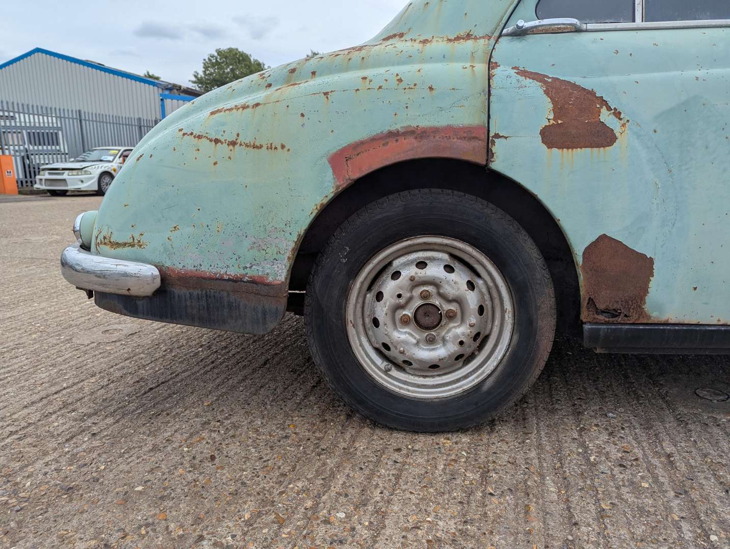 <p>1955 MG MAGNETTE</p>