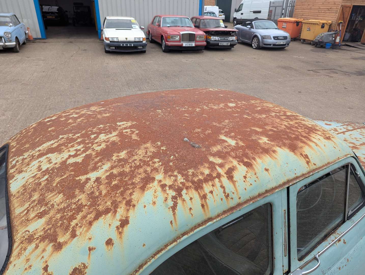 <p>1955 MG MAGNETTE</p>