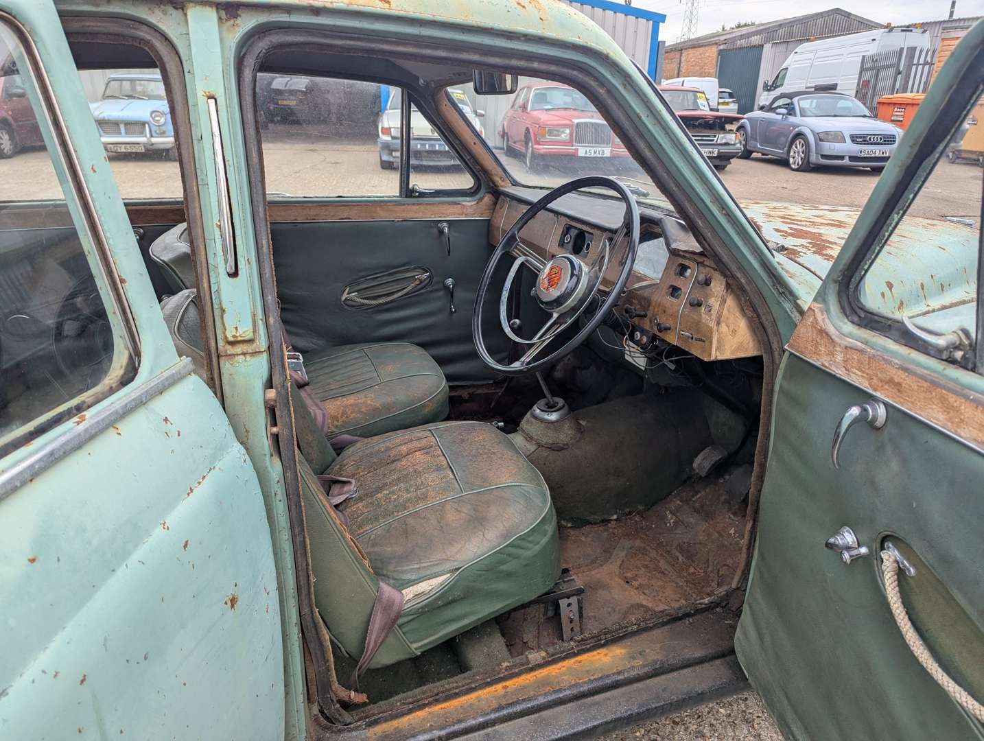 <p>1955 MG MAGNETTE</p>