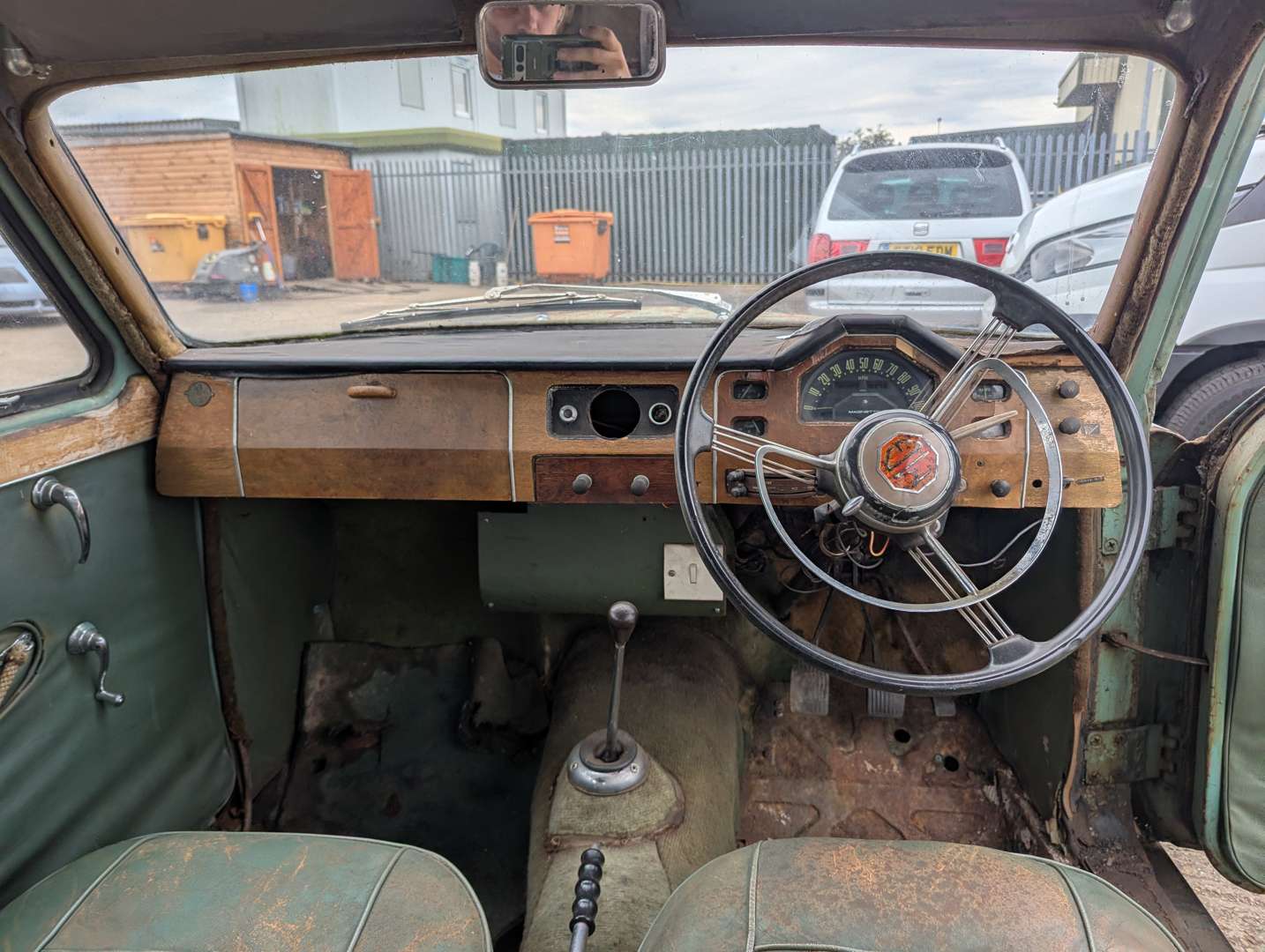 <p>1955 MG MAGNETTE</p>