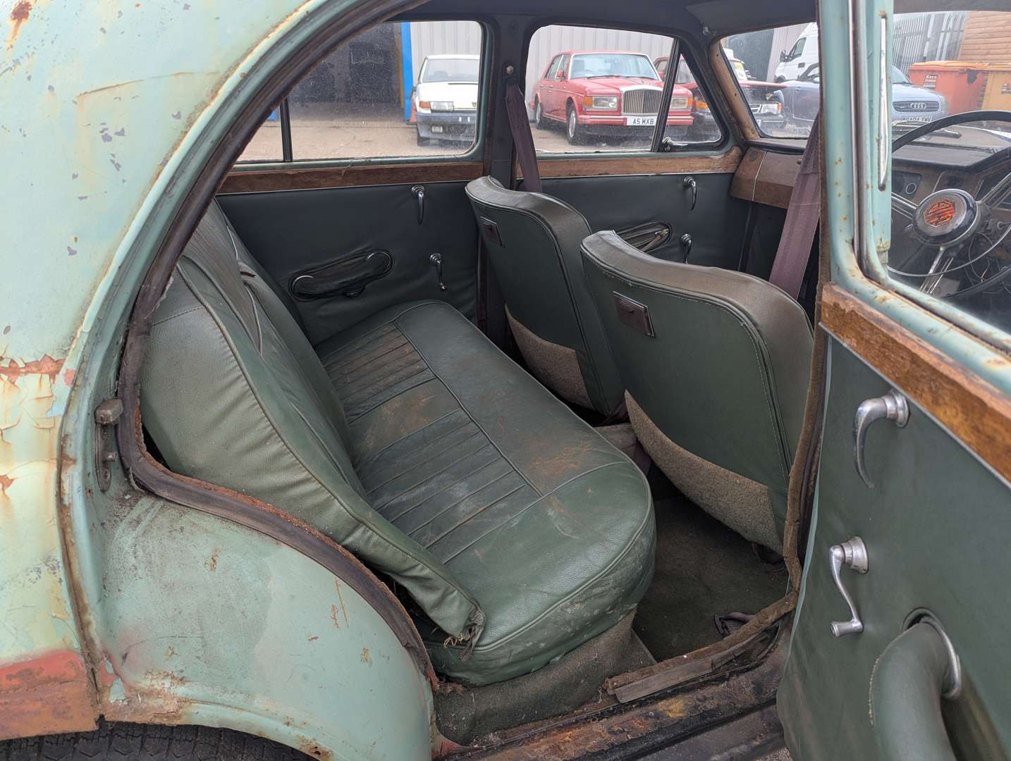 <p>1955 MG MAGNETTE</p>