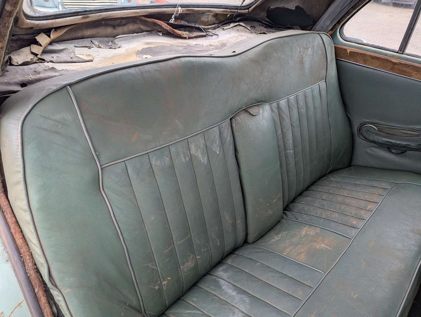 <p>1955 MG MAGNETTE</p>