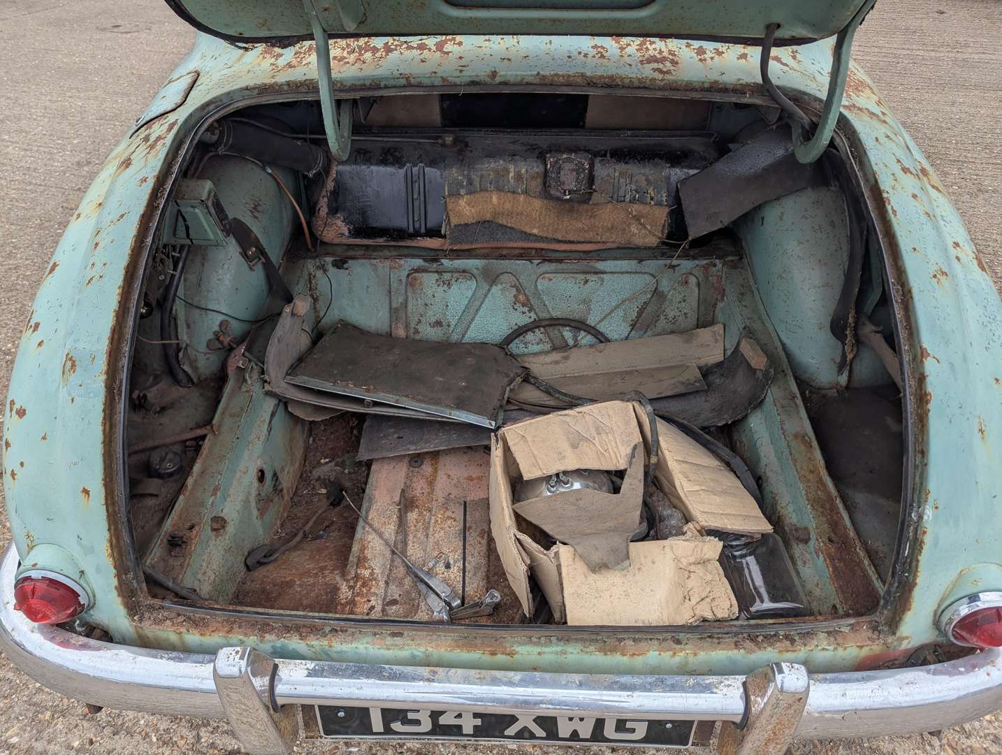 <p>1955 MG MAGNETTE</p>