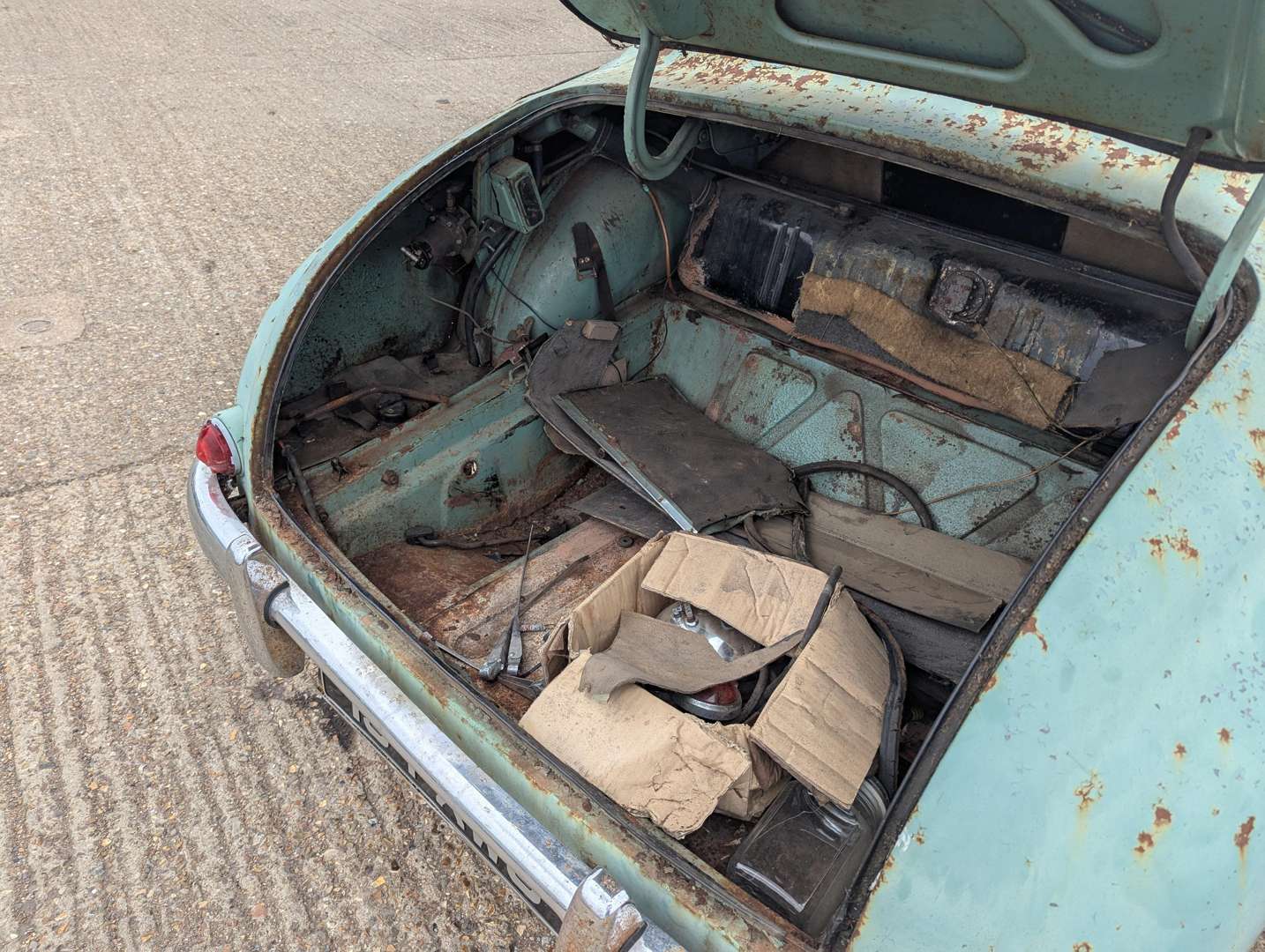 <p>1955 MG MAGNETTE</p>