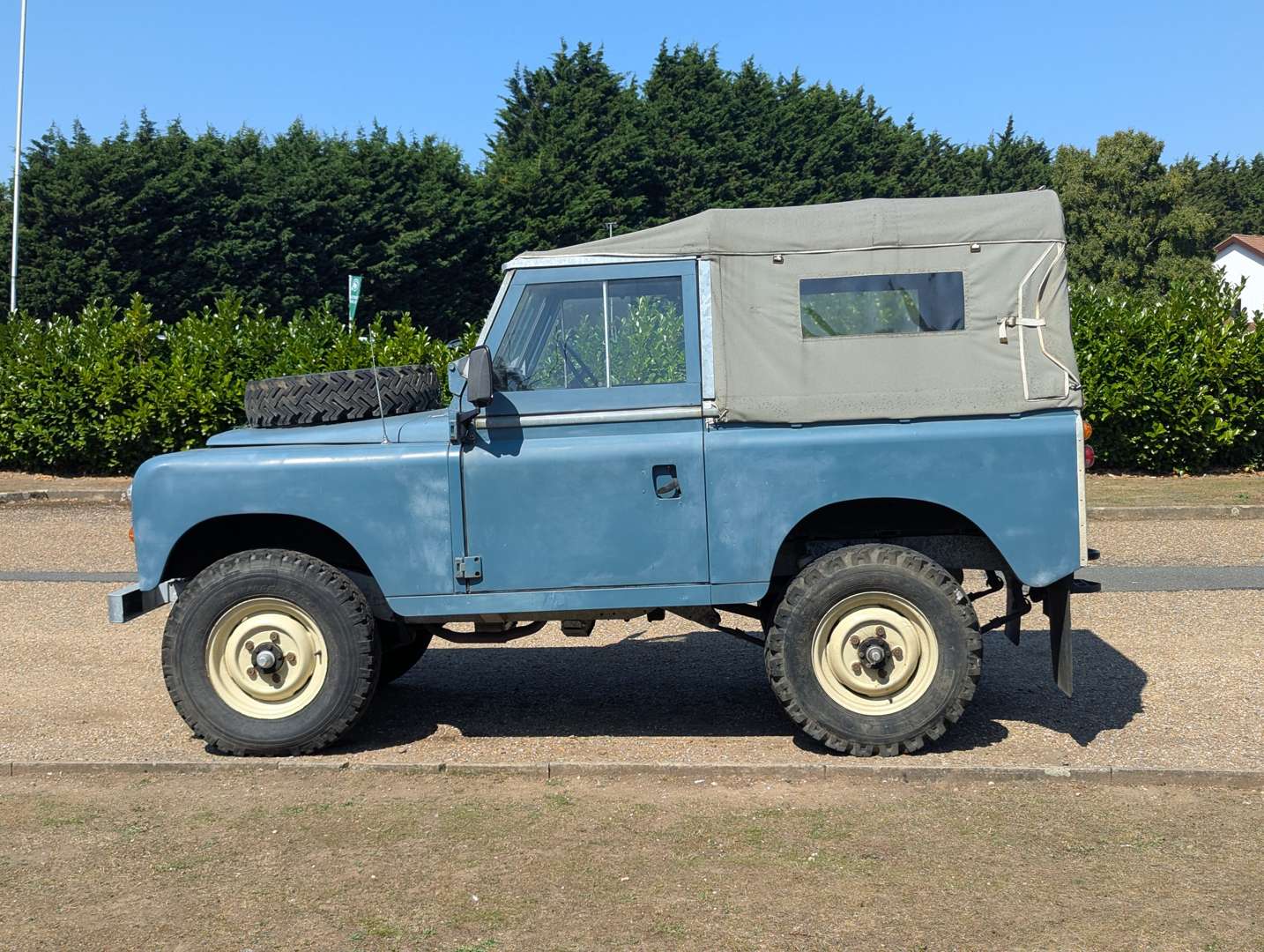 <p>1970 LAND ROVER 88" SIIA</p>