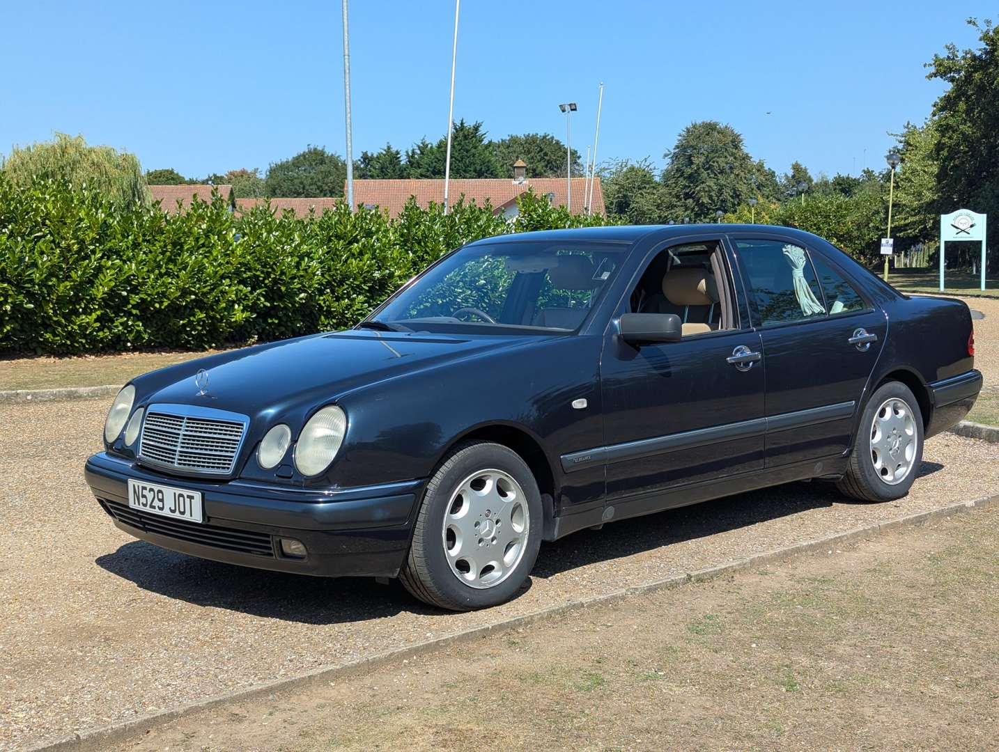 <p>1996 MERCEDES E320 ELEGANCE</p>