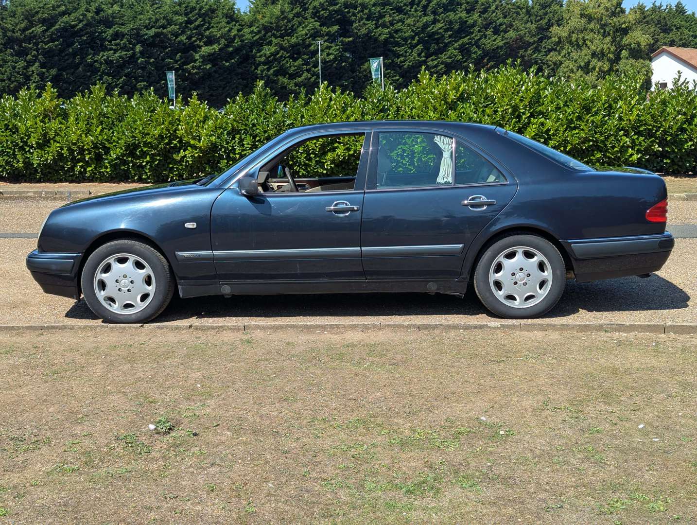 <p>1996 MERCEDES E320 ELEGANCE</p>