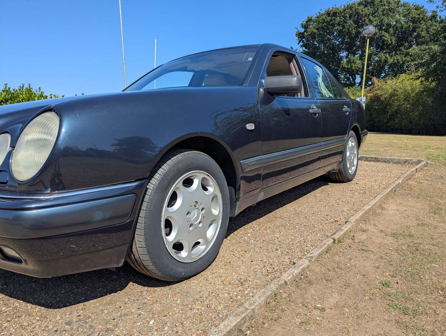 <p>1996 MERCEDES E320 ELEGANCE</p>