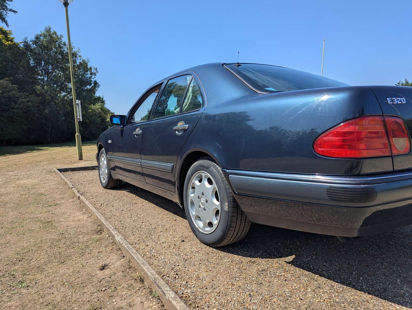 <p>1996 MERCEDES E320 ELEGANCE</p>