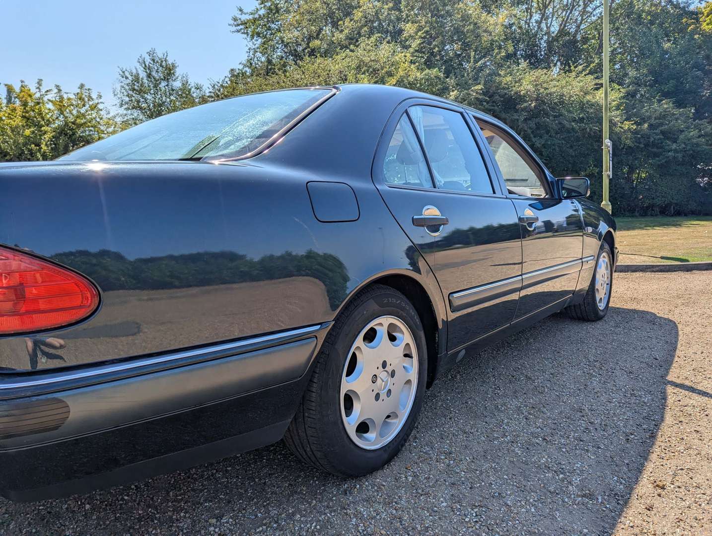 <p>1996 MERCEDES E320 ELEGANCE</p>