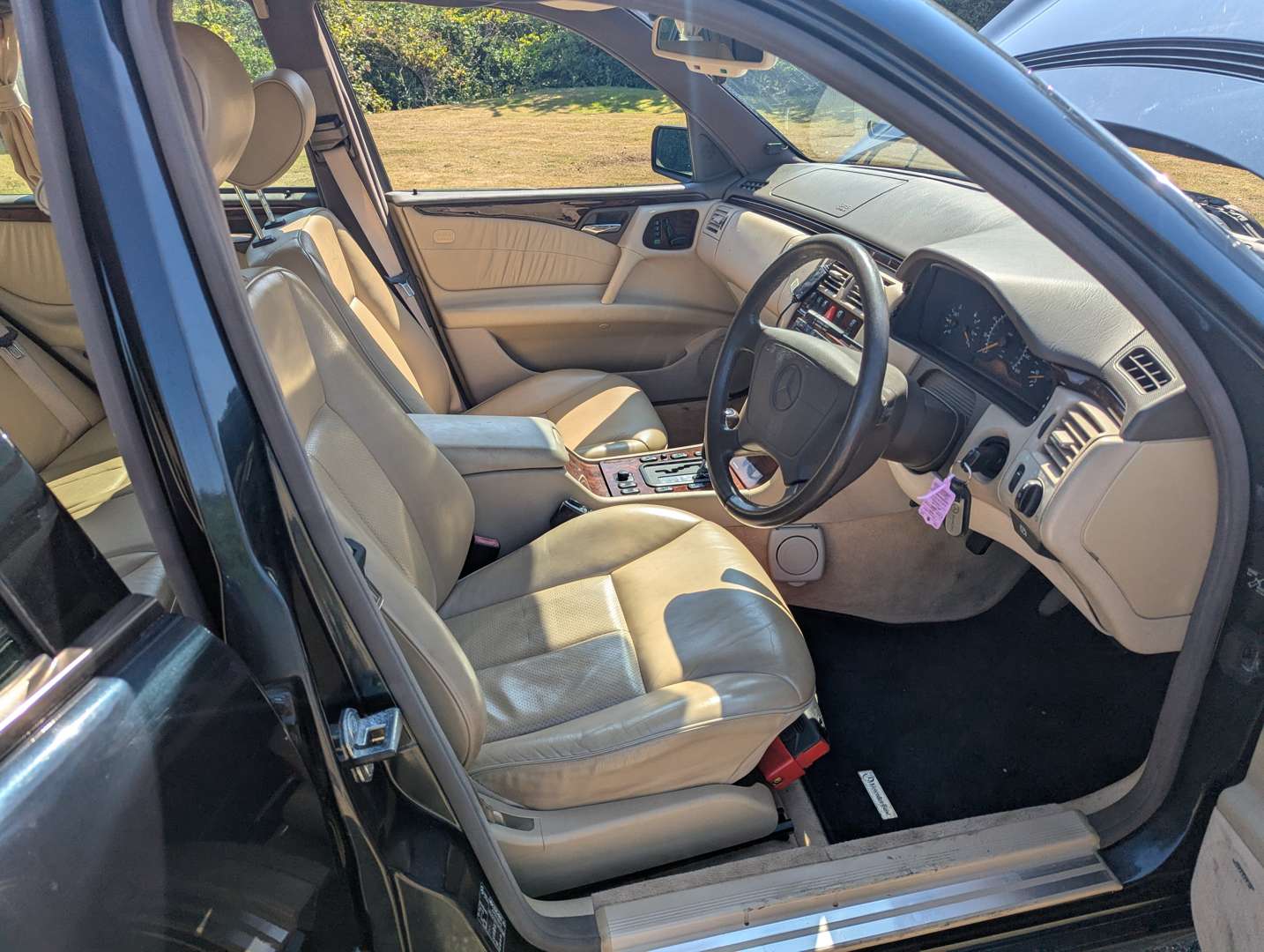 <p>1996 MERCEDES E320 ELEGANCE</p>