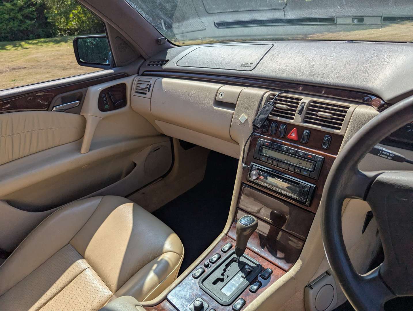 <p>1996 MERCEDES E320 ELEGANCE</p>