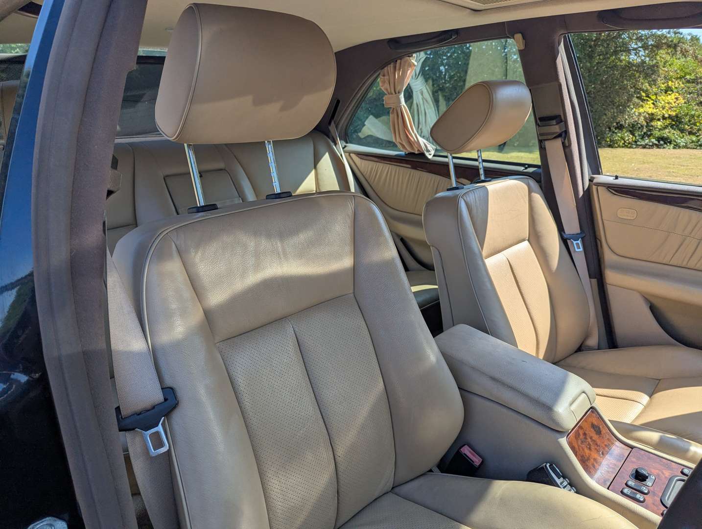 <p>1996 MERCEDES E320 ELEGANCE</p>