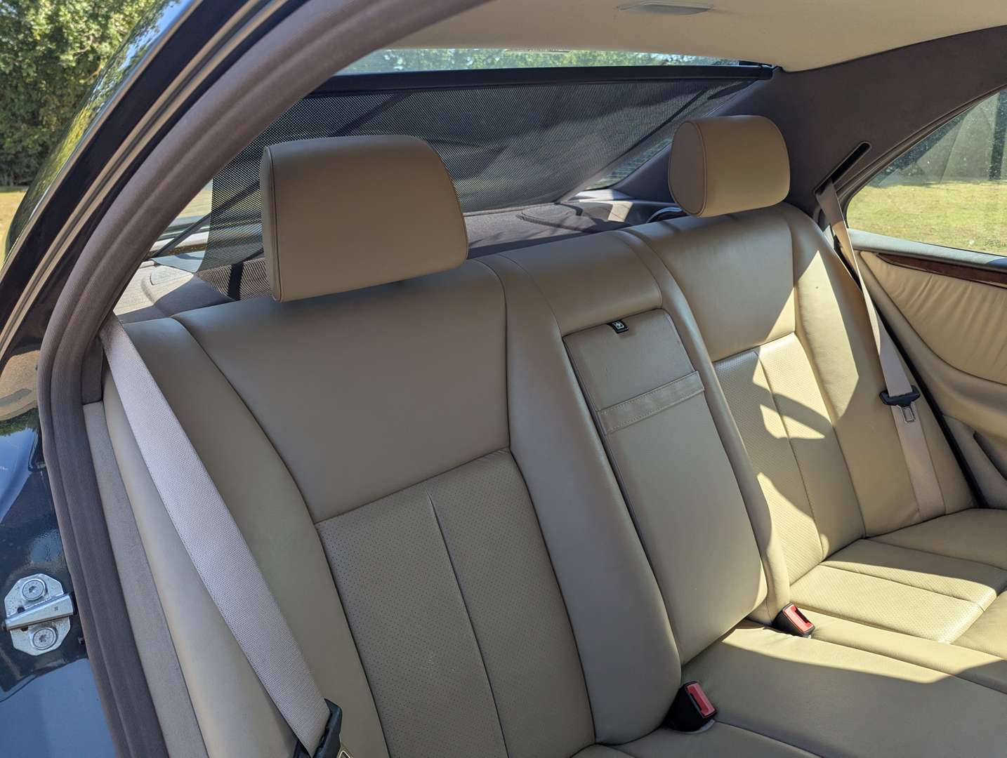 <p>1996 MERCEDES E320 ELEGANCE</p>