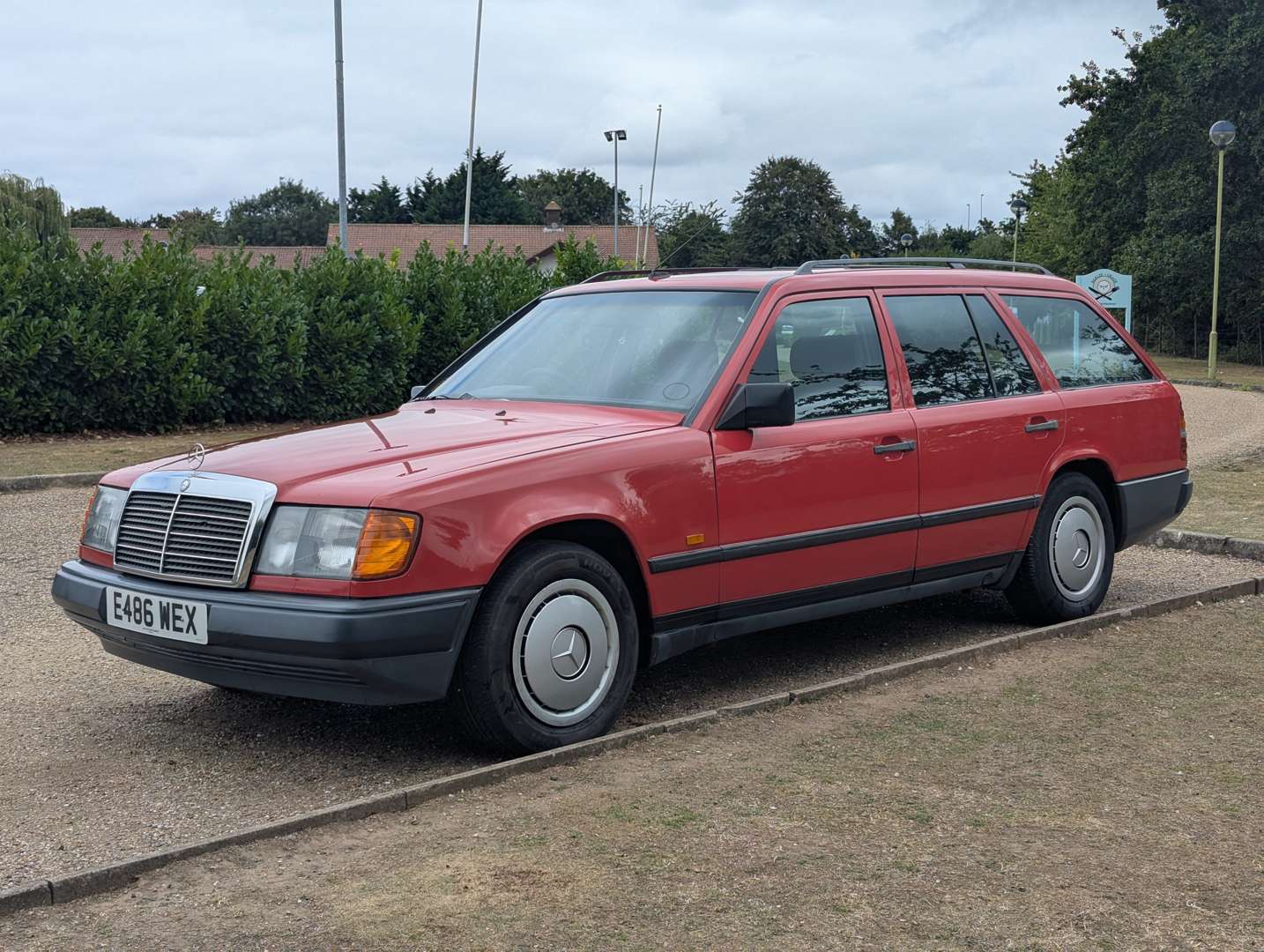 <p>1987 MERCEDES 250TD DIESEL ESTATE</p>