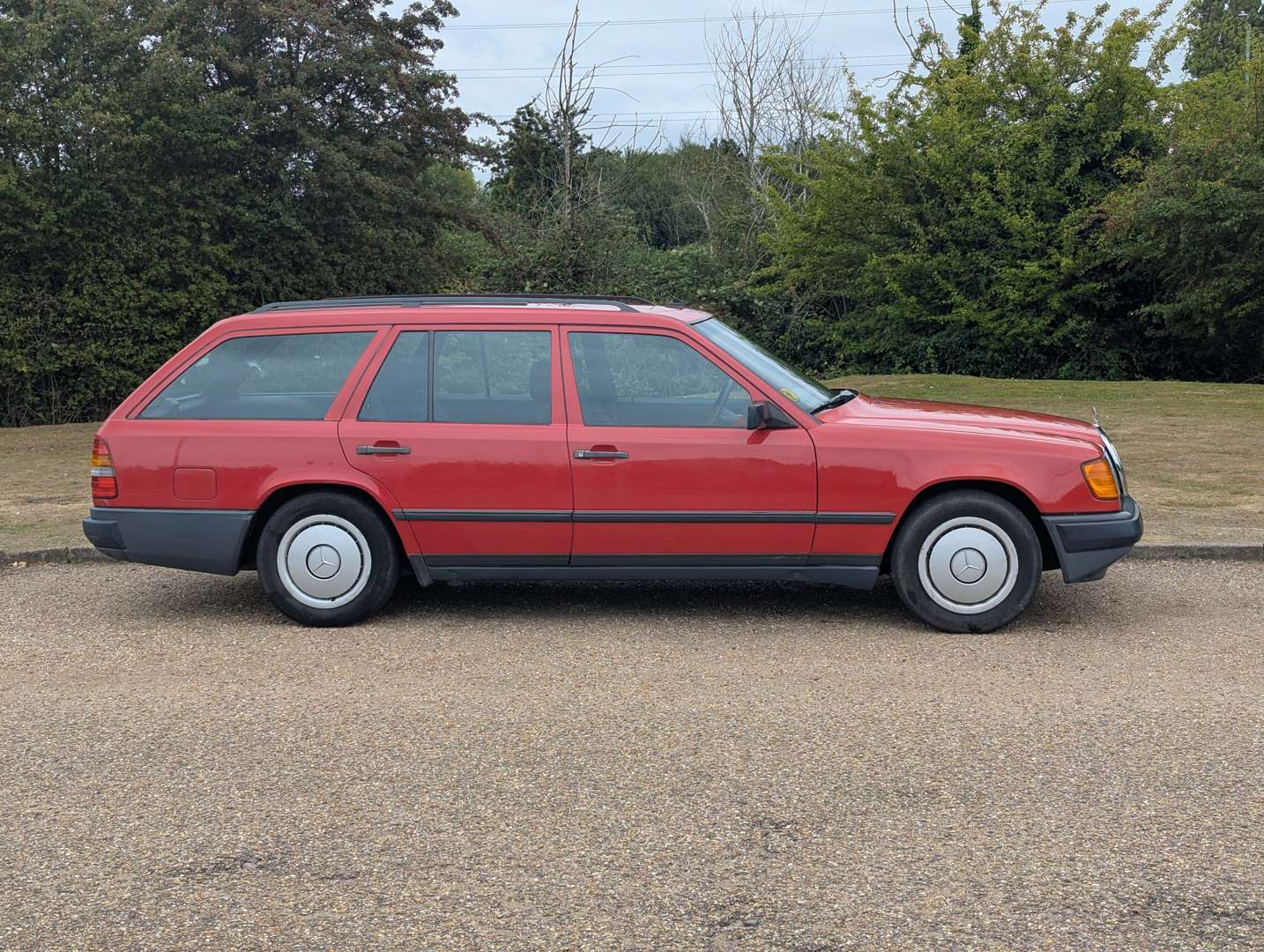 <p>1987 MERCEDES 250TD DIESEL ESTATE</p>