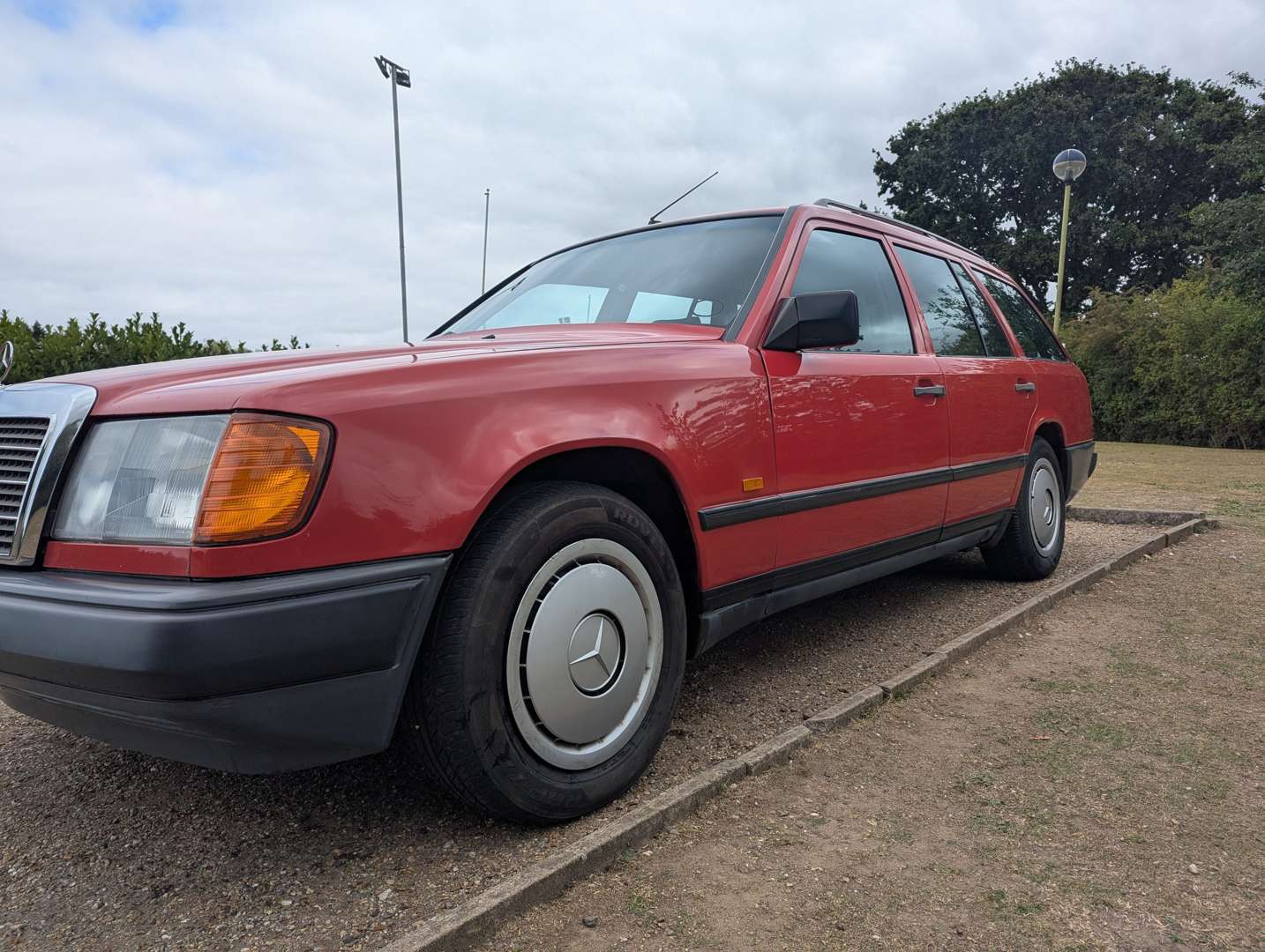 <p>1987 MERCEDES 250TD DIESEL ESTATE</p>