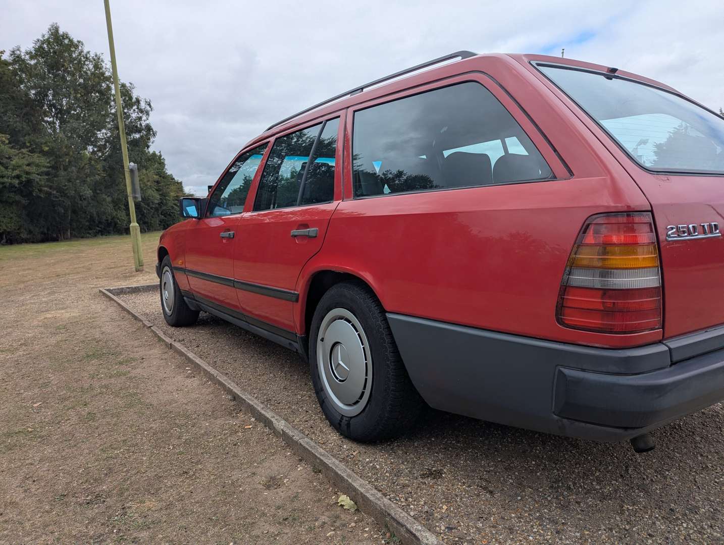 <p>1987 MERCEDES 250TD DIESEL ESTATE</p>