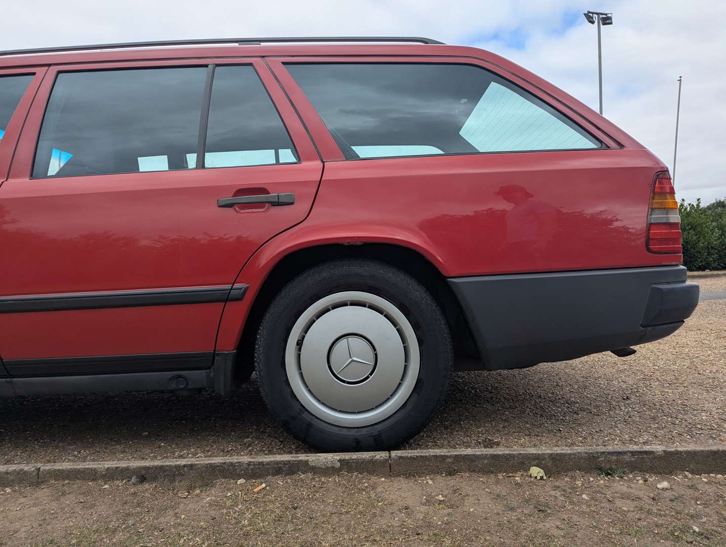 <p>1987 MERCEDES 250TD DIESEL ESTATE</p>