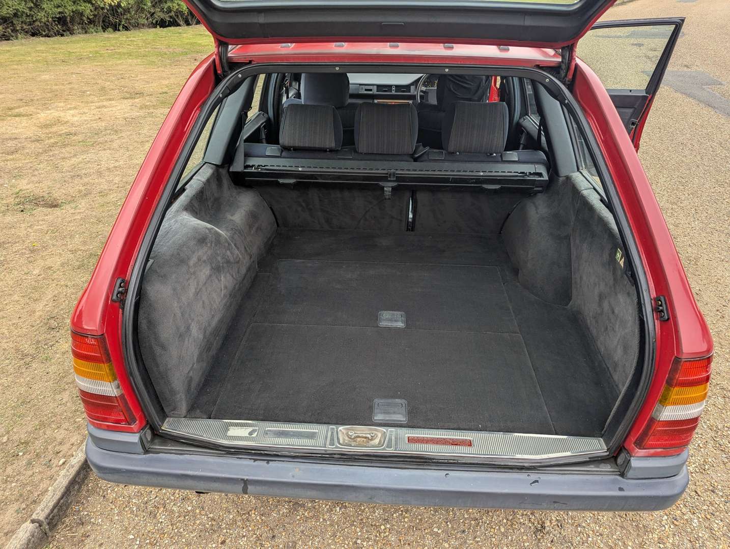 <p>1987 MERCEDES 250TD DIESEL ESTATE</p>