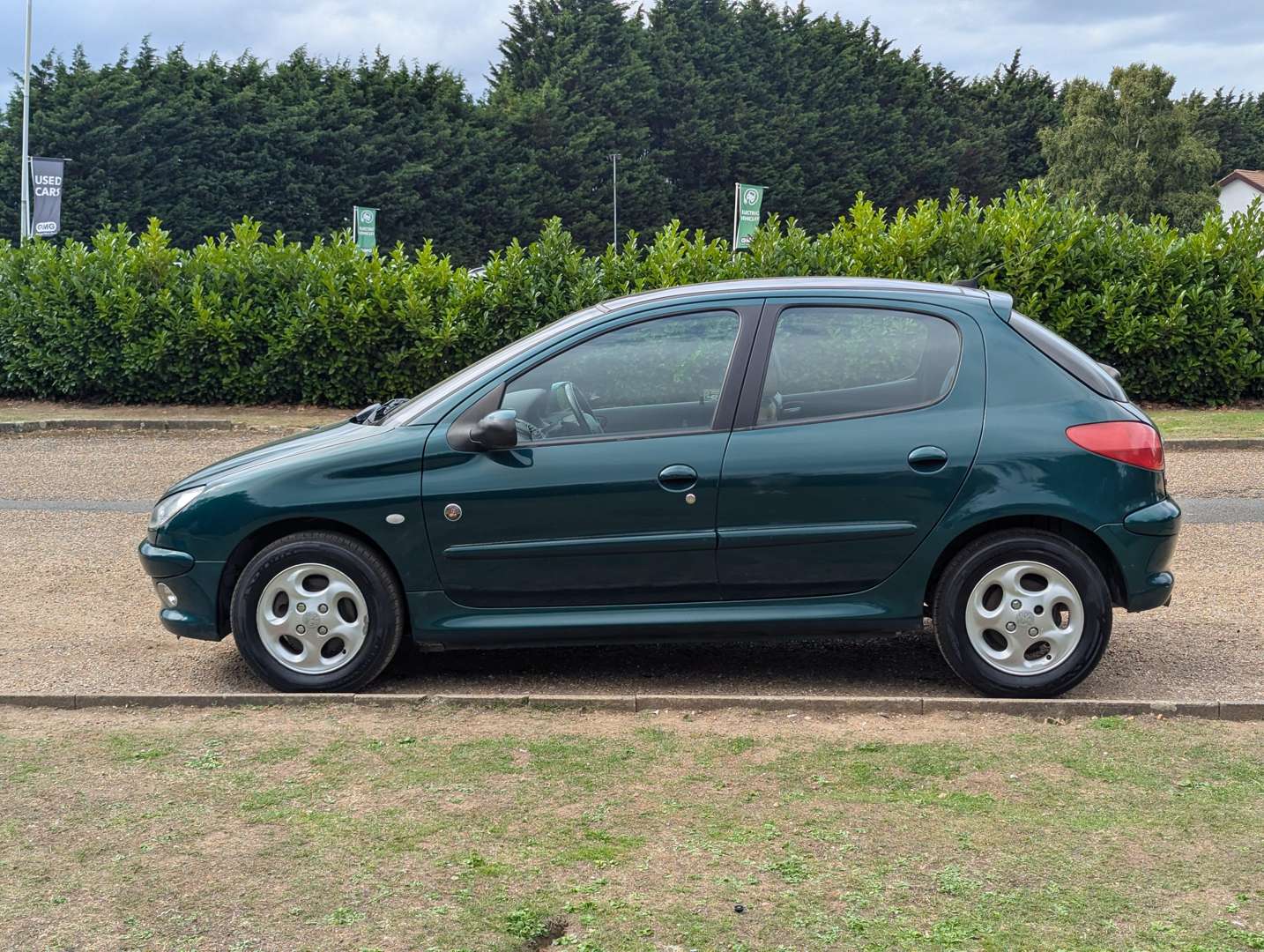 <p>2003 PEUGEOT 206 ROLAND GARROS</p>