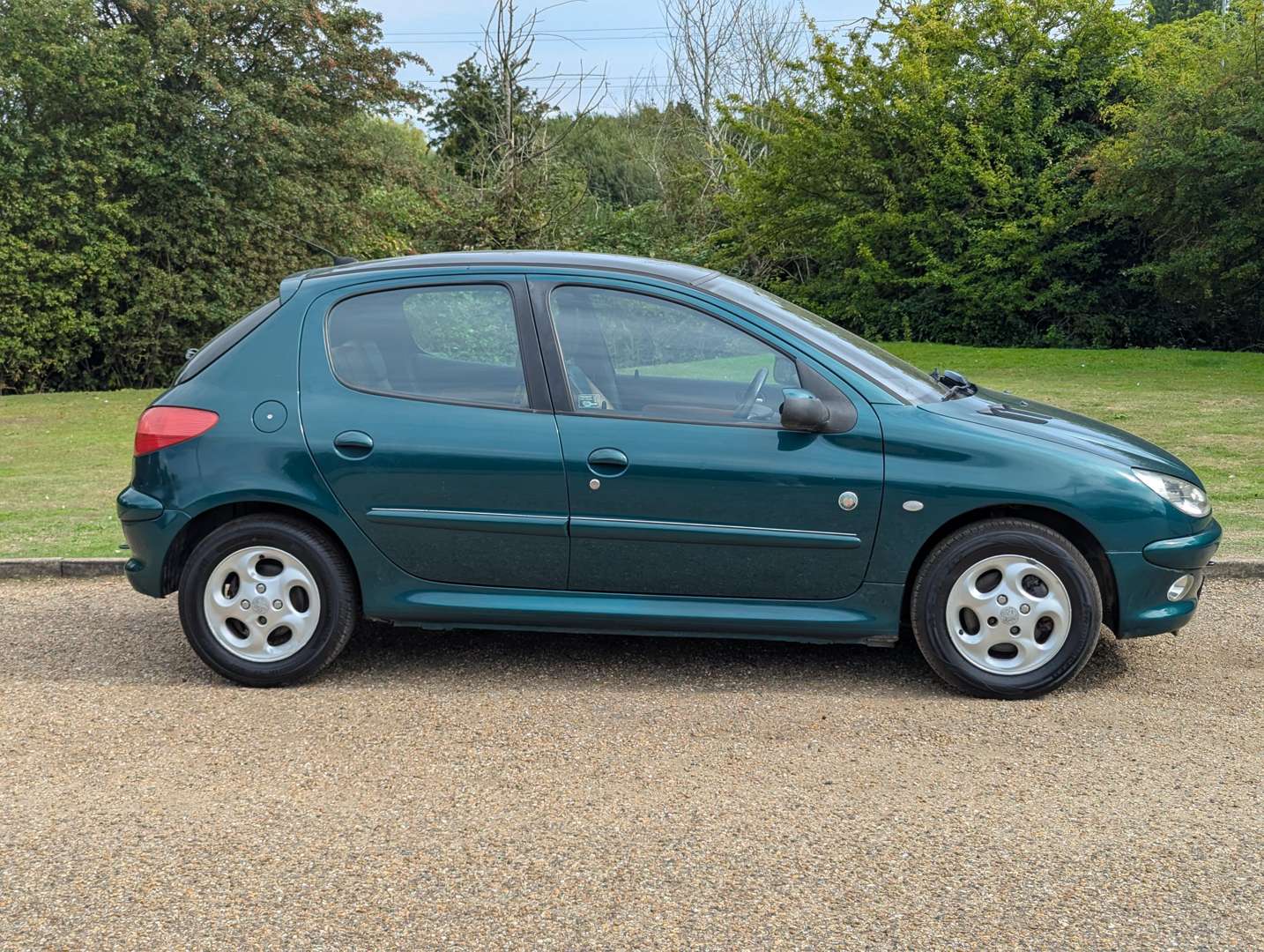 <p>2003 PEUGEOT 206 ROLAND GARROS</p>