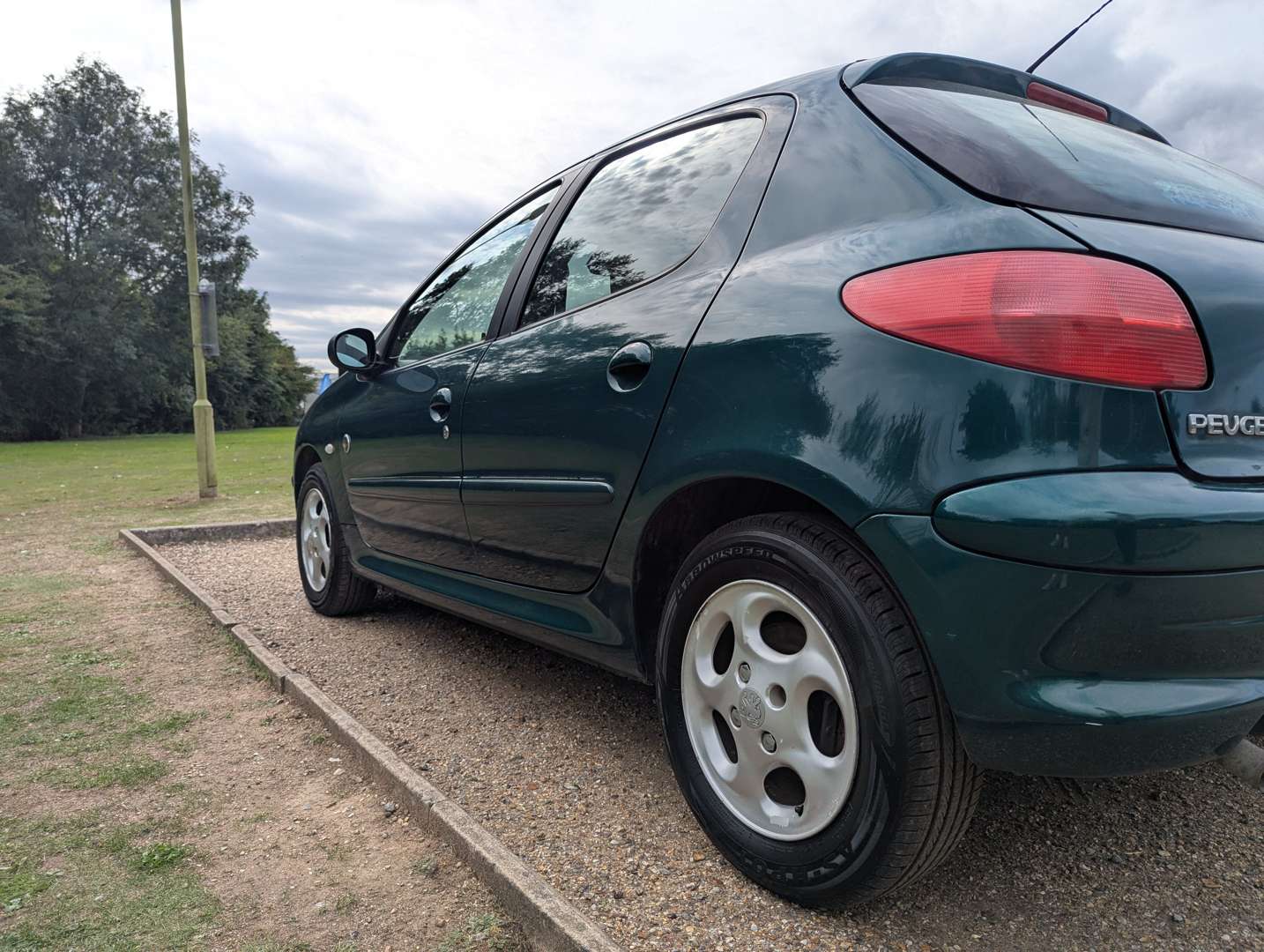 <p>2003 PEUGEOT 206 ROLAND GARROS</p>