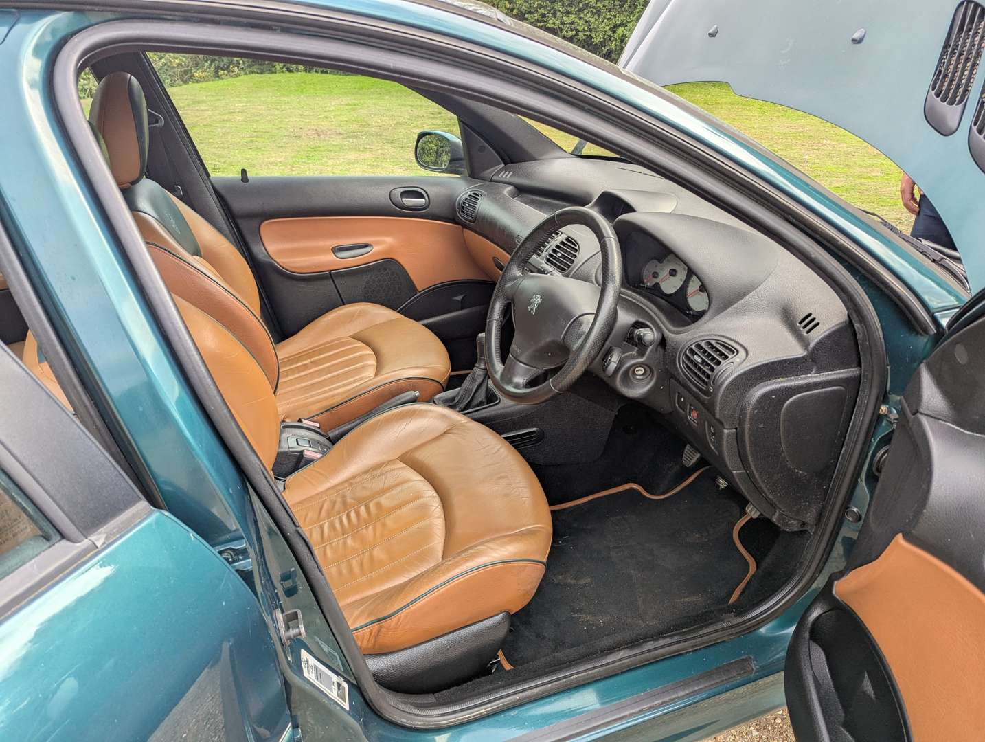 <p>2003 PEUGEOT 206 ROLAND GARROS</p>