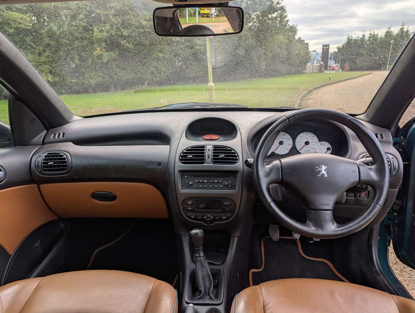 <p>2003 PEUGEOT 206 ROLAND GARROS</p>