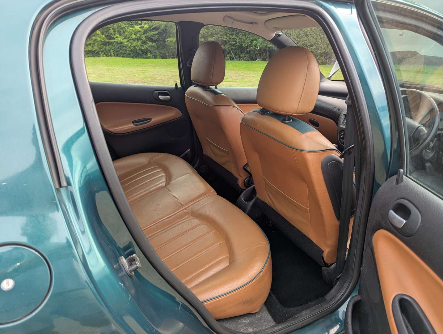 <p>2003 PEUGEOT 206 ROLAND GARROS</p>