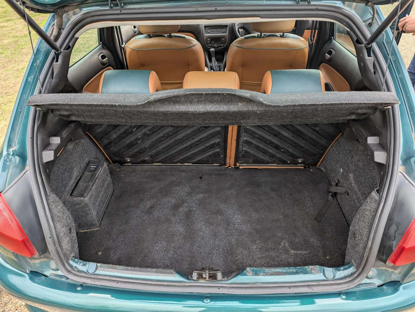 <p>2003 PEUGEOT 206 ROLAND GARROS</p>