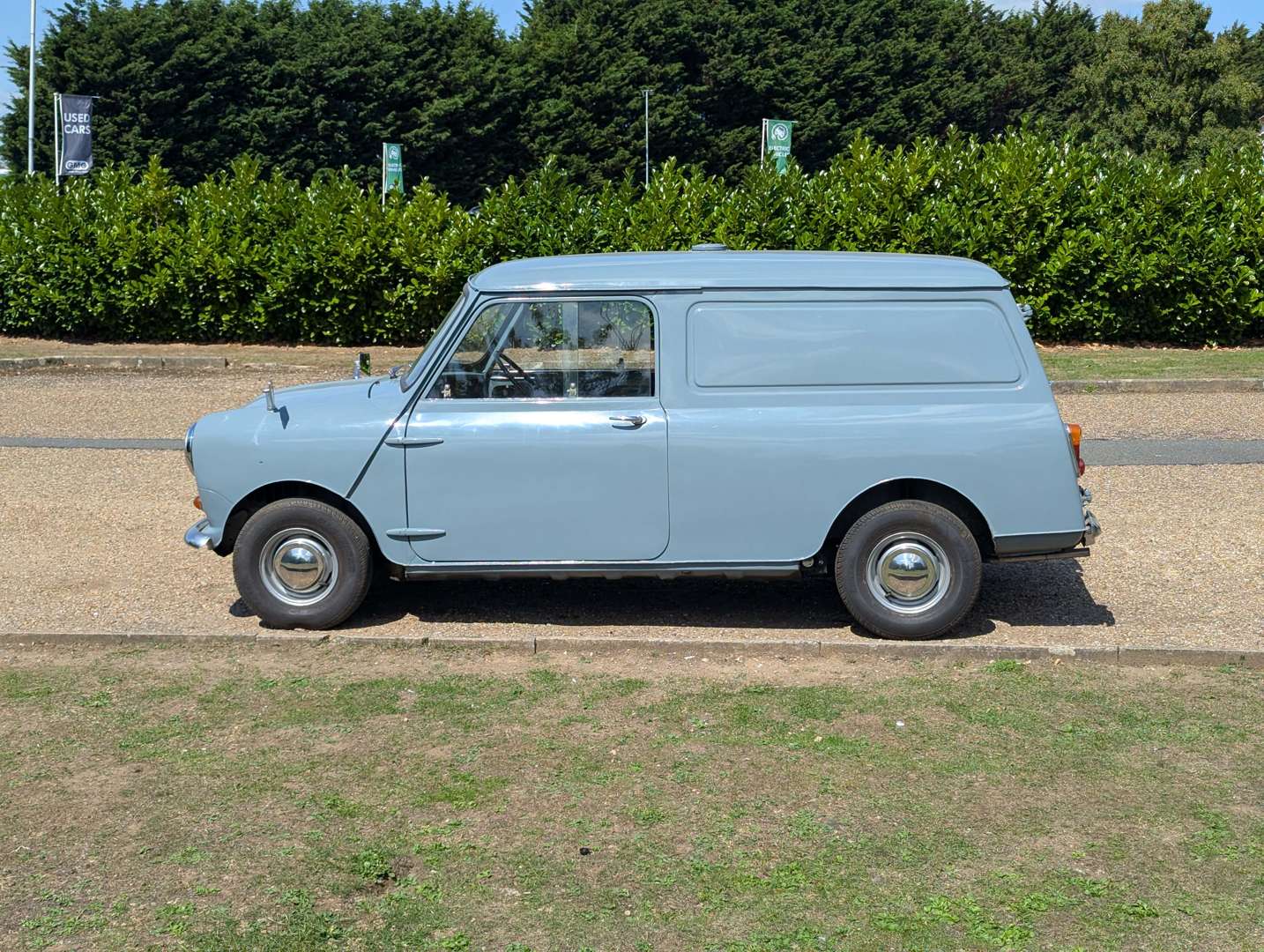 <p>1961 AUSTIN MINI VAN</p>