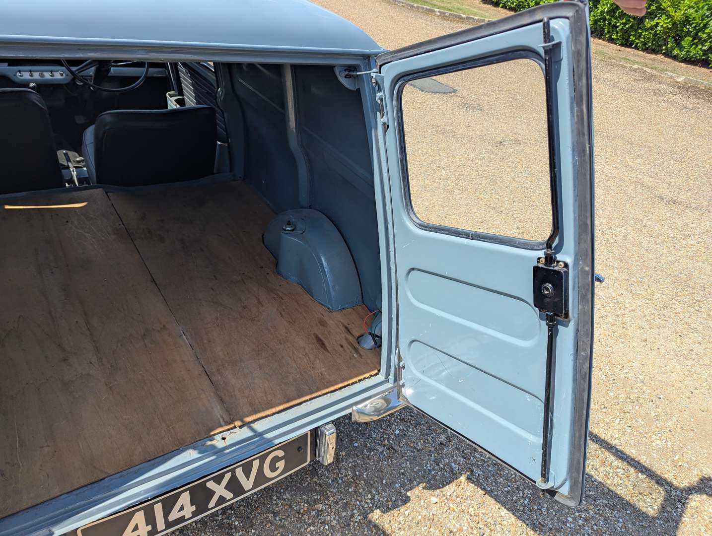 <p>1961 AUSTIN MINI VAN</p>