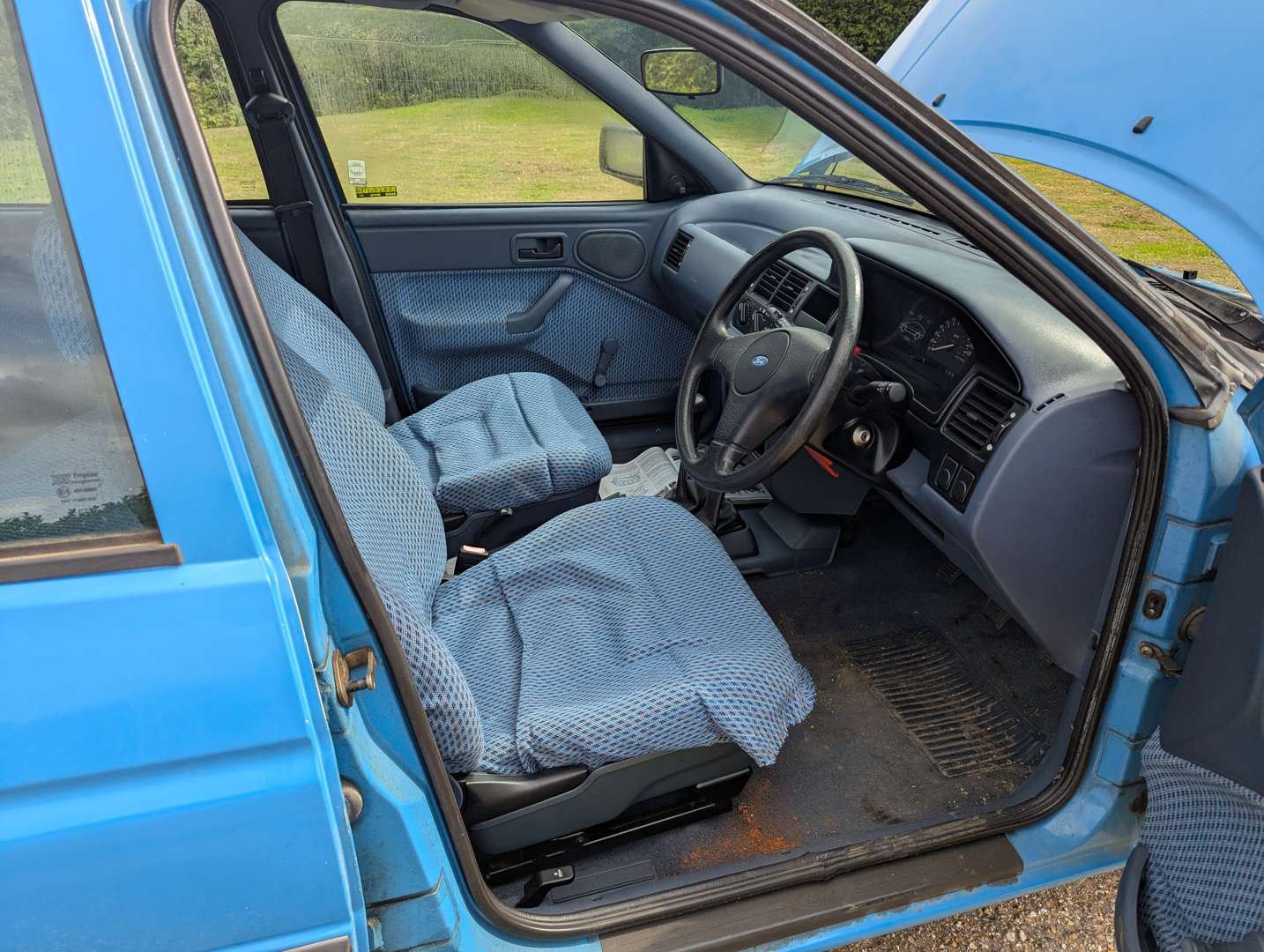 <p>1991 FORD ESCORT L</p>