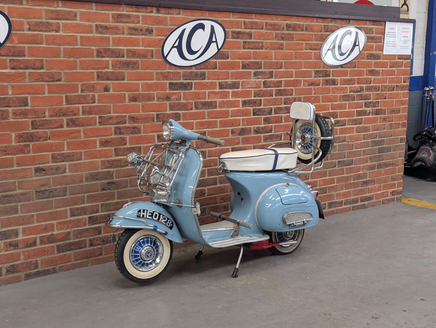 <p>1961 VESPA SPORTIQUE</p>
