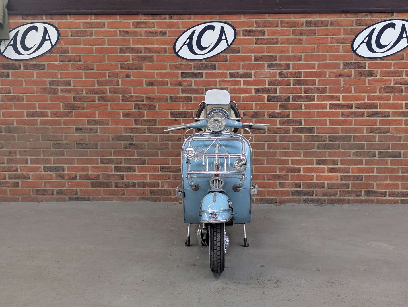 <p>1961 VESPA SPORTIQUE</p>