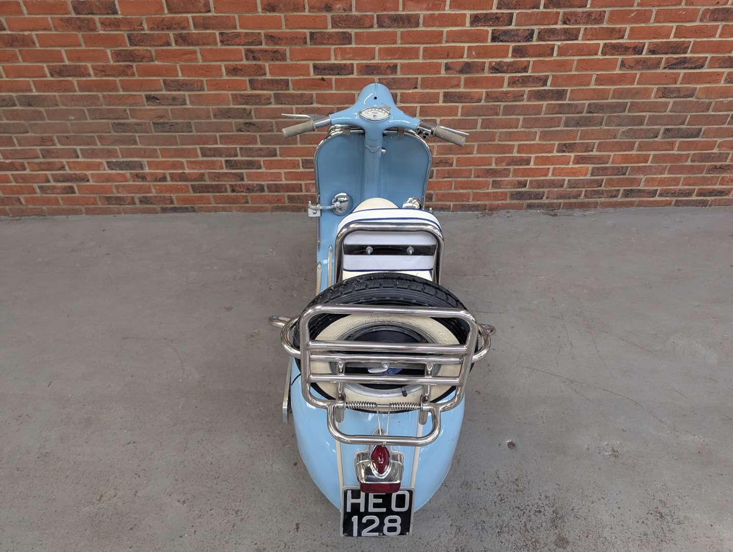 <p>1961 VESPA SPORTIQUE</p>