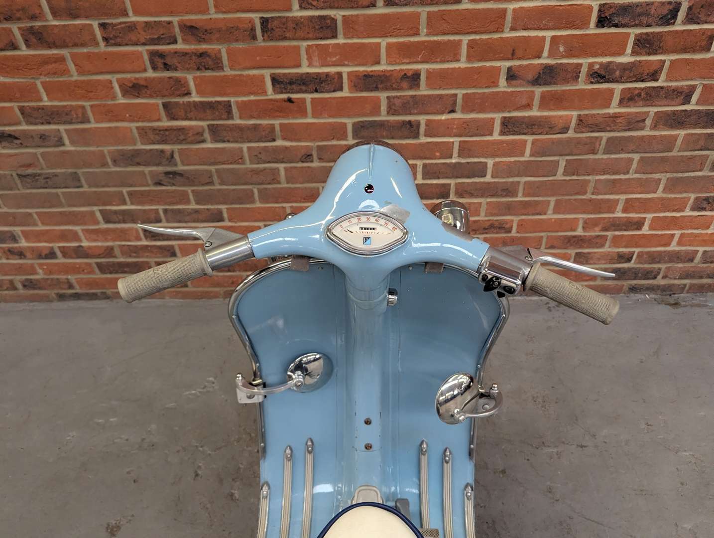 <p>1961 VESPA SPORTIQUE</p>