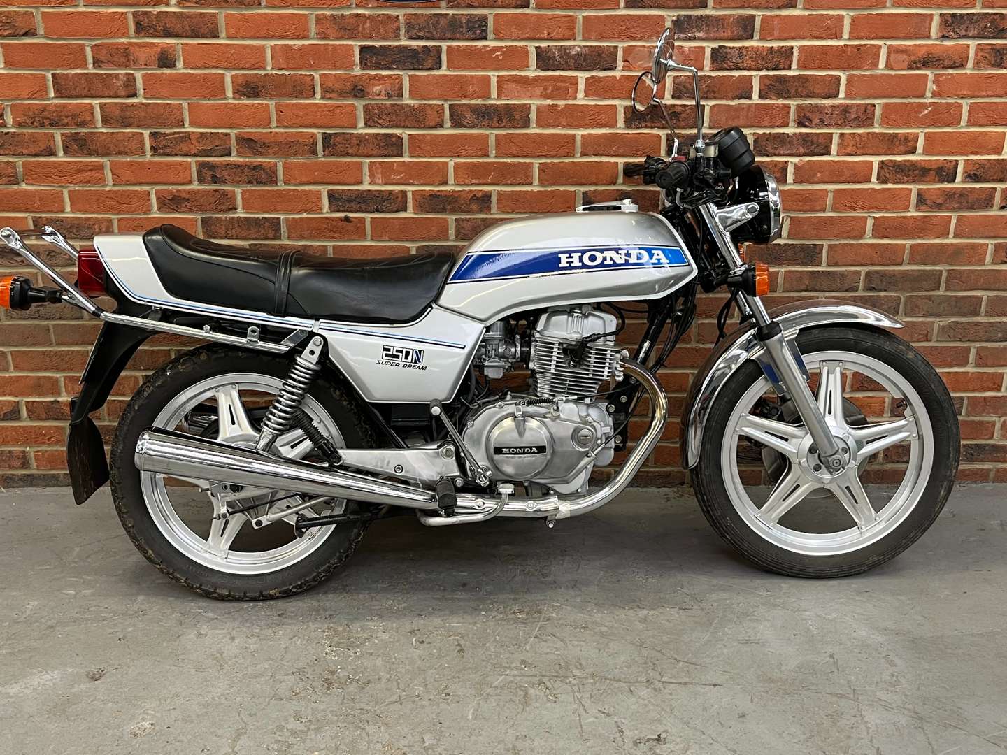 <p>1978 HONDA SUPERDREAM</p>