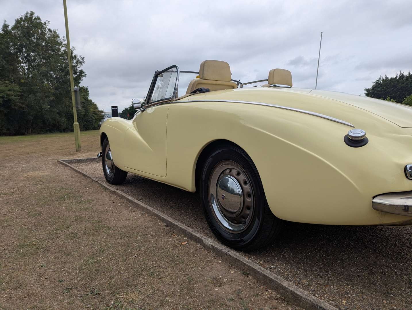 <p>1954 SUNBEAM ALPINE</p>