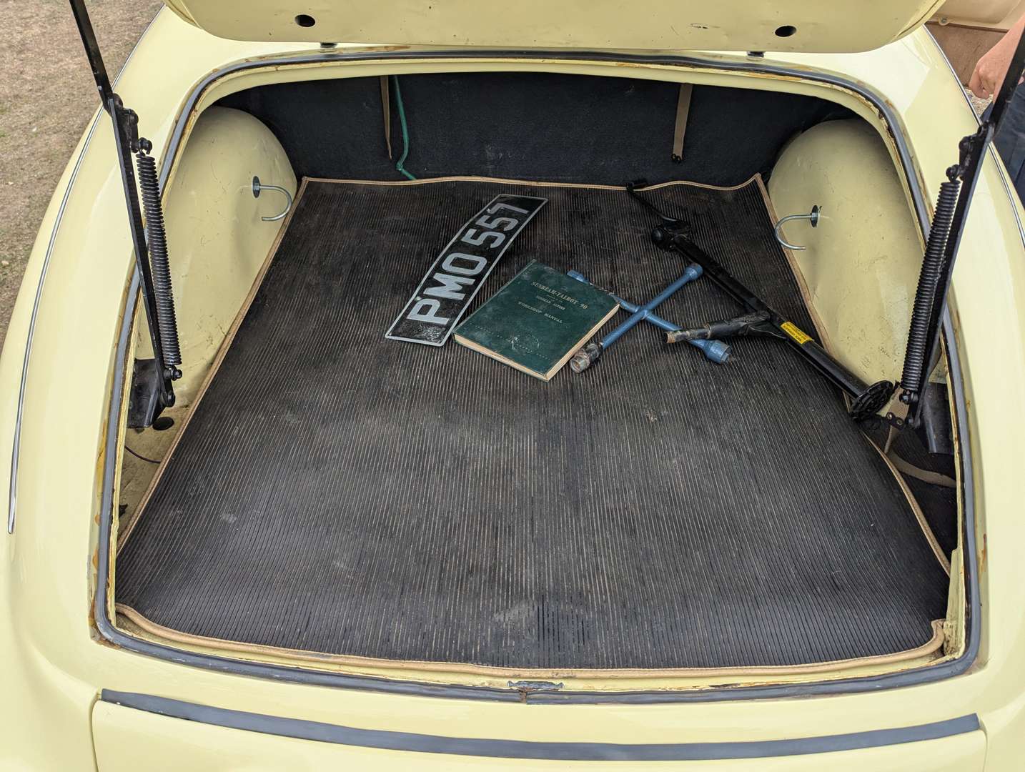 <p>1954 SUNBEAM ALPINE</p>