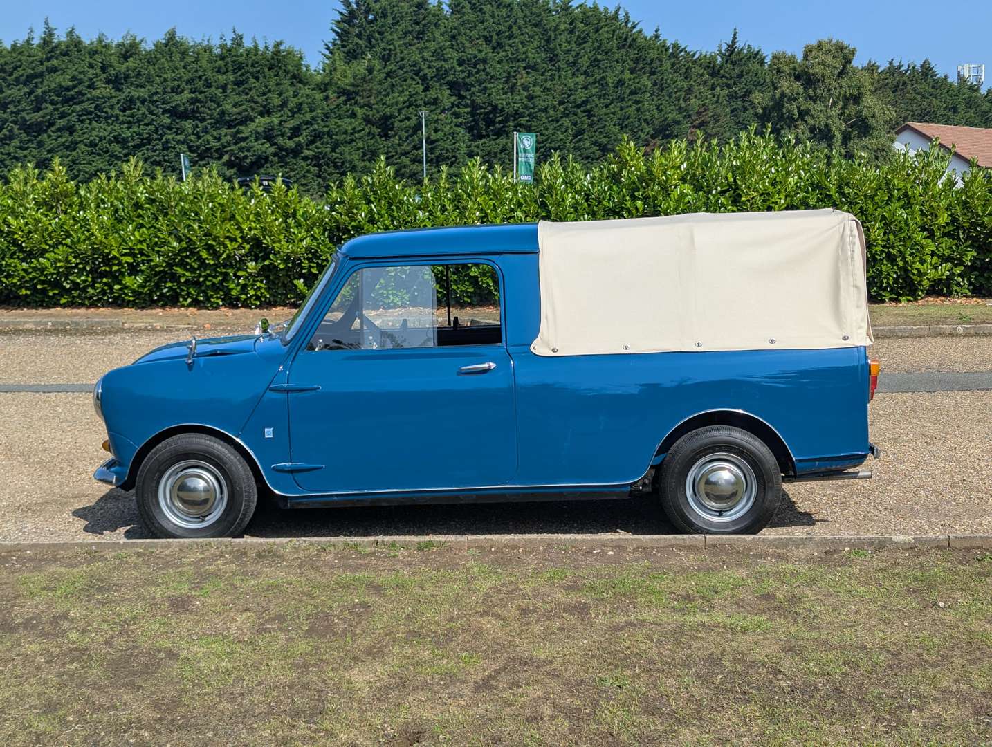 <p>1972 AUSTIN MINI PICK-UP</p>