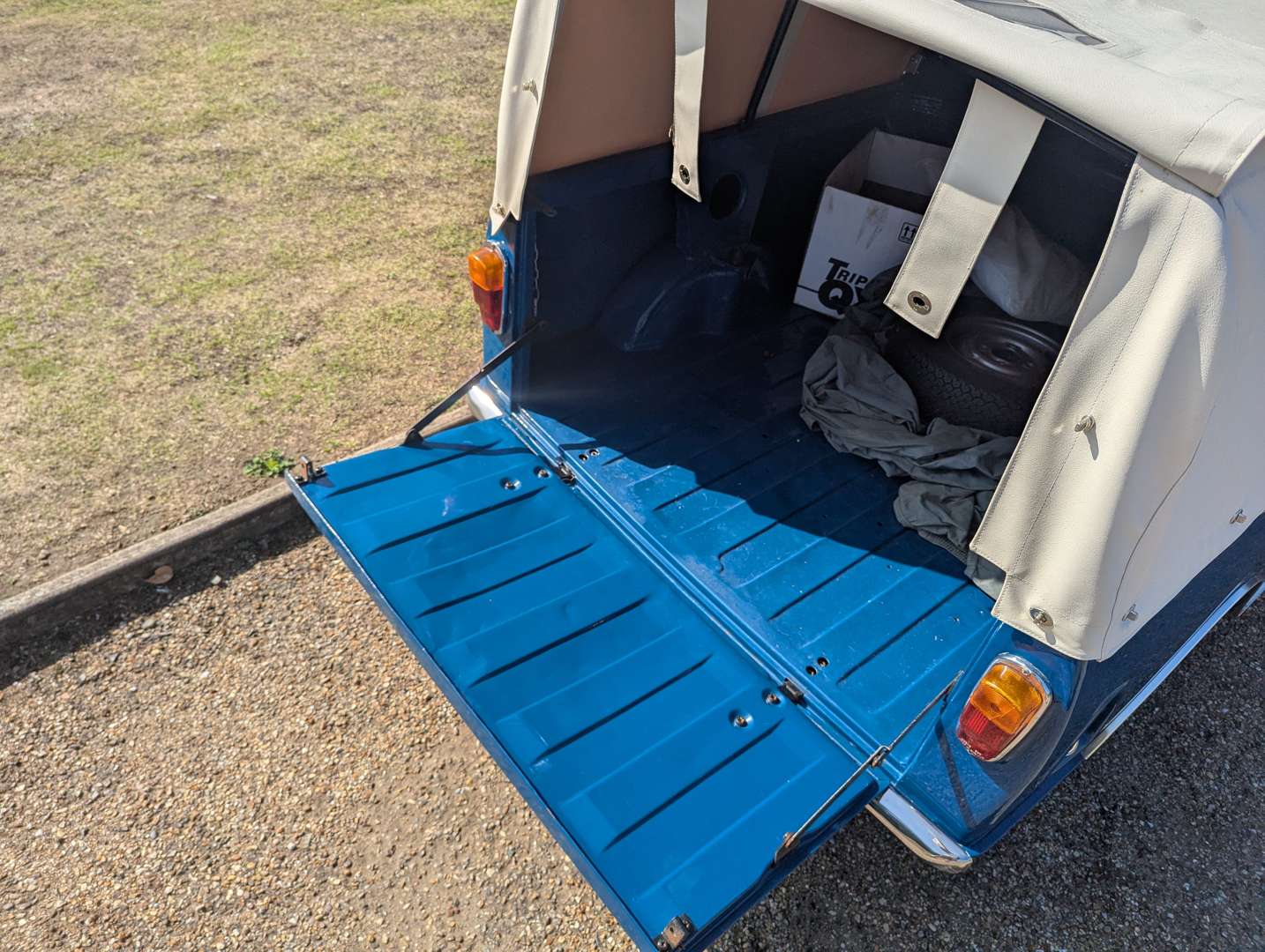 <p>1972 AUSTIN MINI PICK-UP</p>