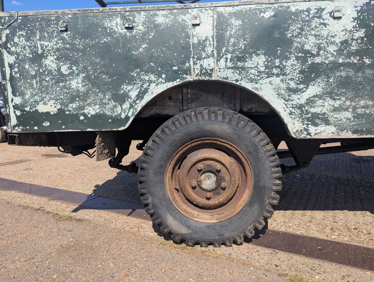 <p>1954 LAND ROVER LWB SERIES I</p>