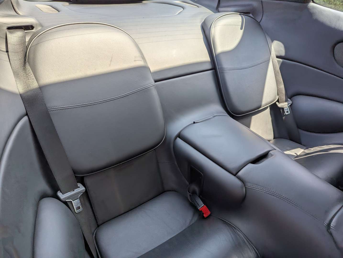 <p>2001 ASTON MARTIN DB7 VANTAGE</p>