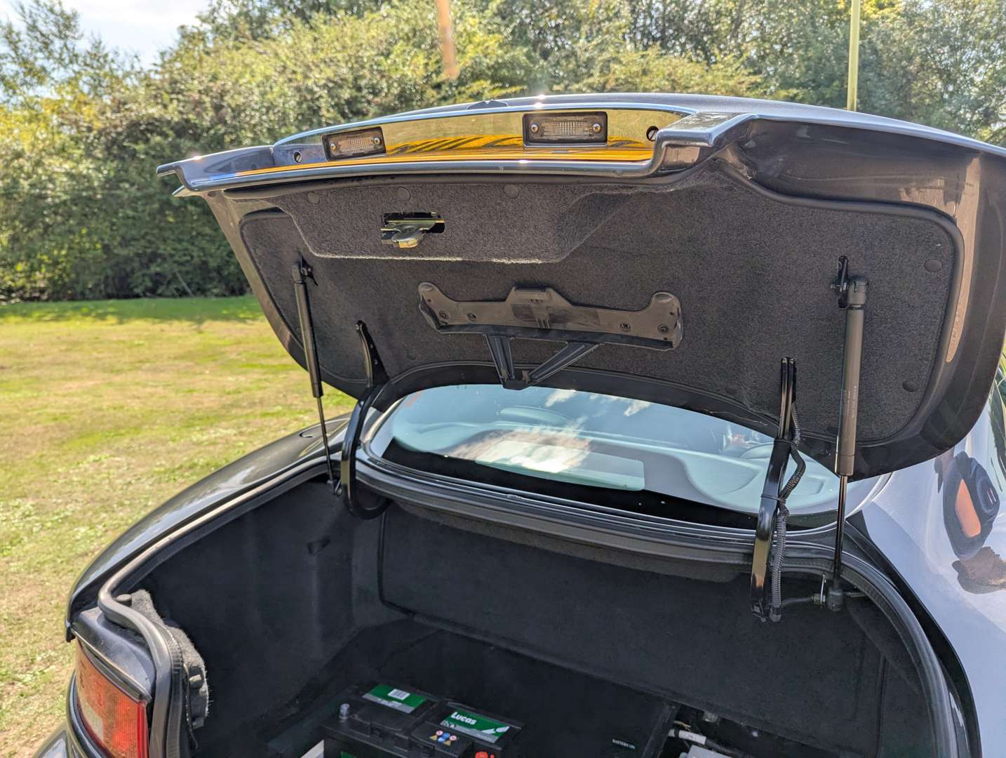 <p>2001 ASTON MARTIN DB7 VANTAGE</p>