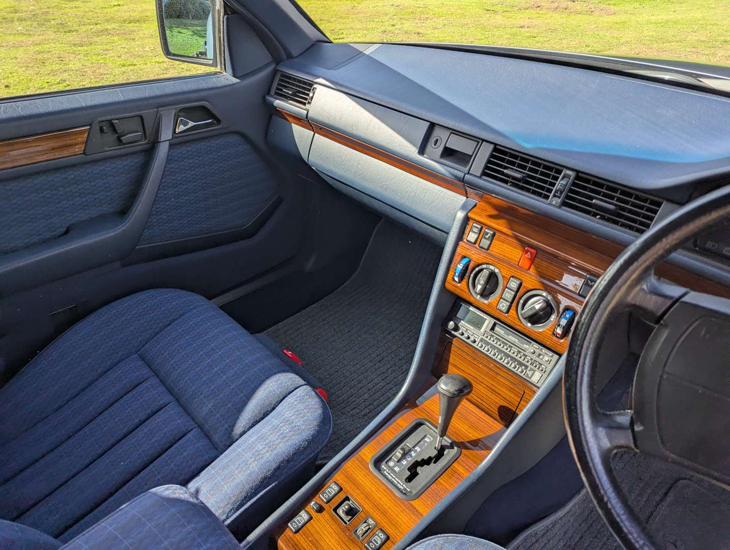 <p>1990 MERCEDES 230CE AUTO</p>