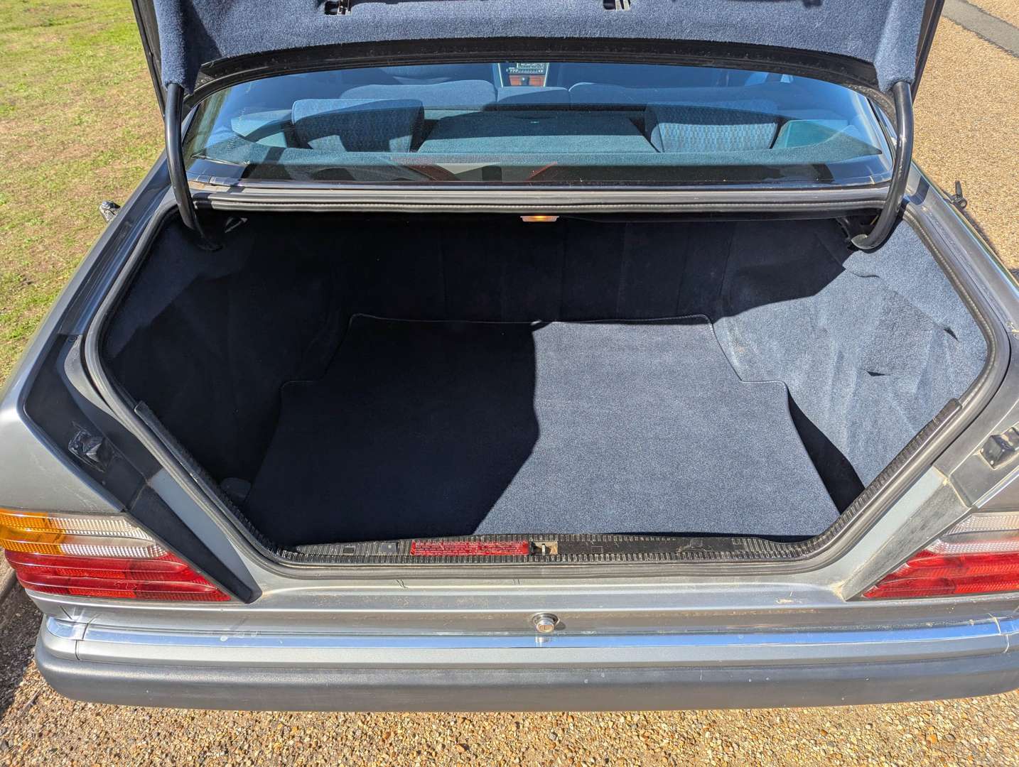 <p>1990 MERCEDES 230CE AUTO</p>